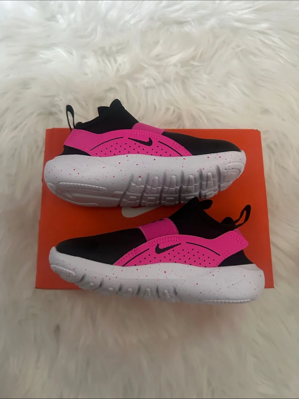 New in box pink and black nike flex runnner size 8